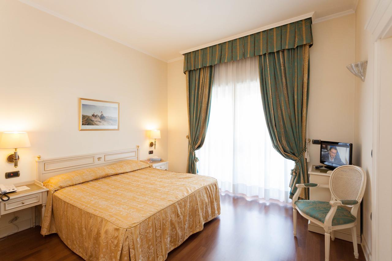 Hotel Savoy Palace 가르도네리비에라 외부 사진