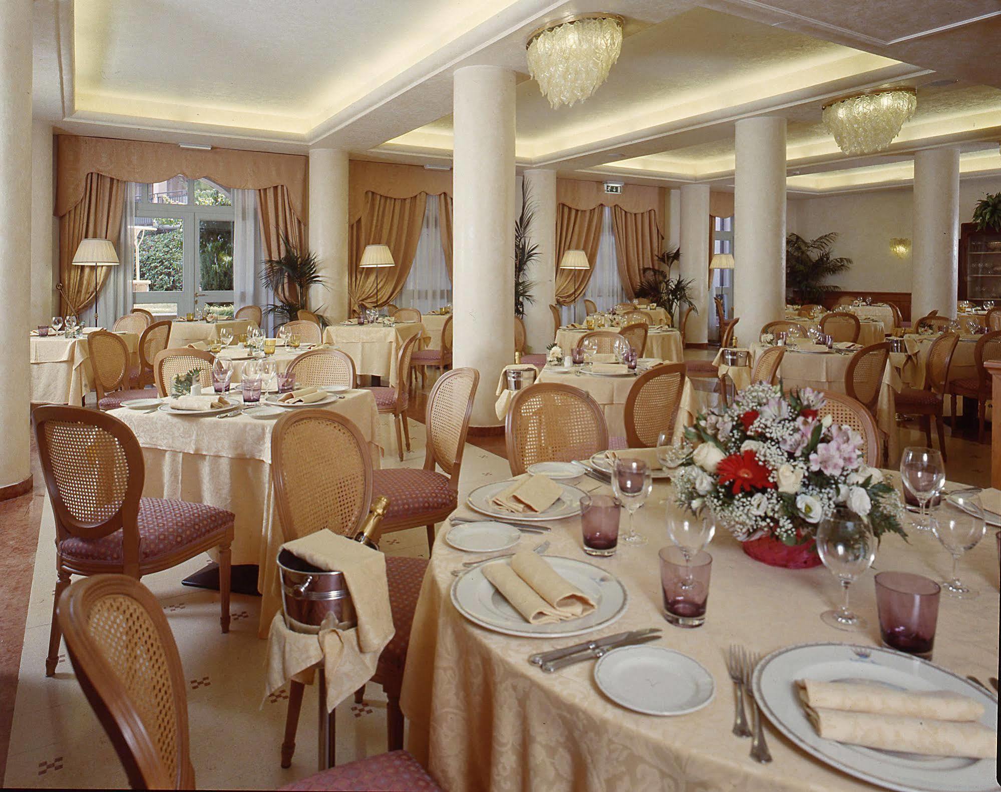Hotel Savoy Palace 가르도네리비에라 외부 사진