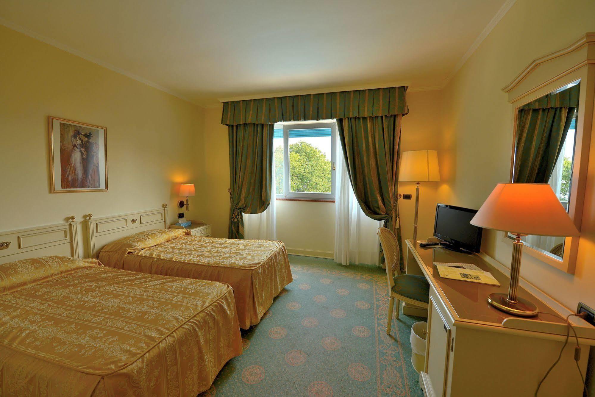 Hotel Savoy Palace 가르도네리비에라 외부 사진